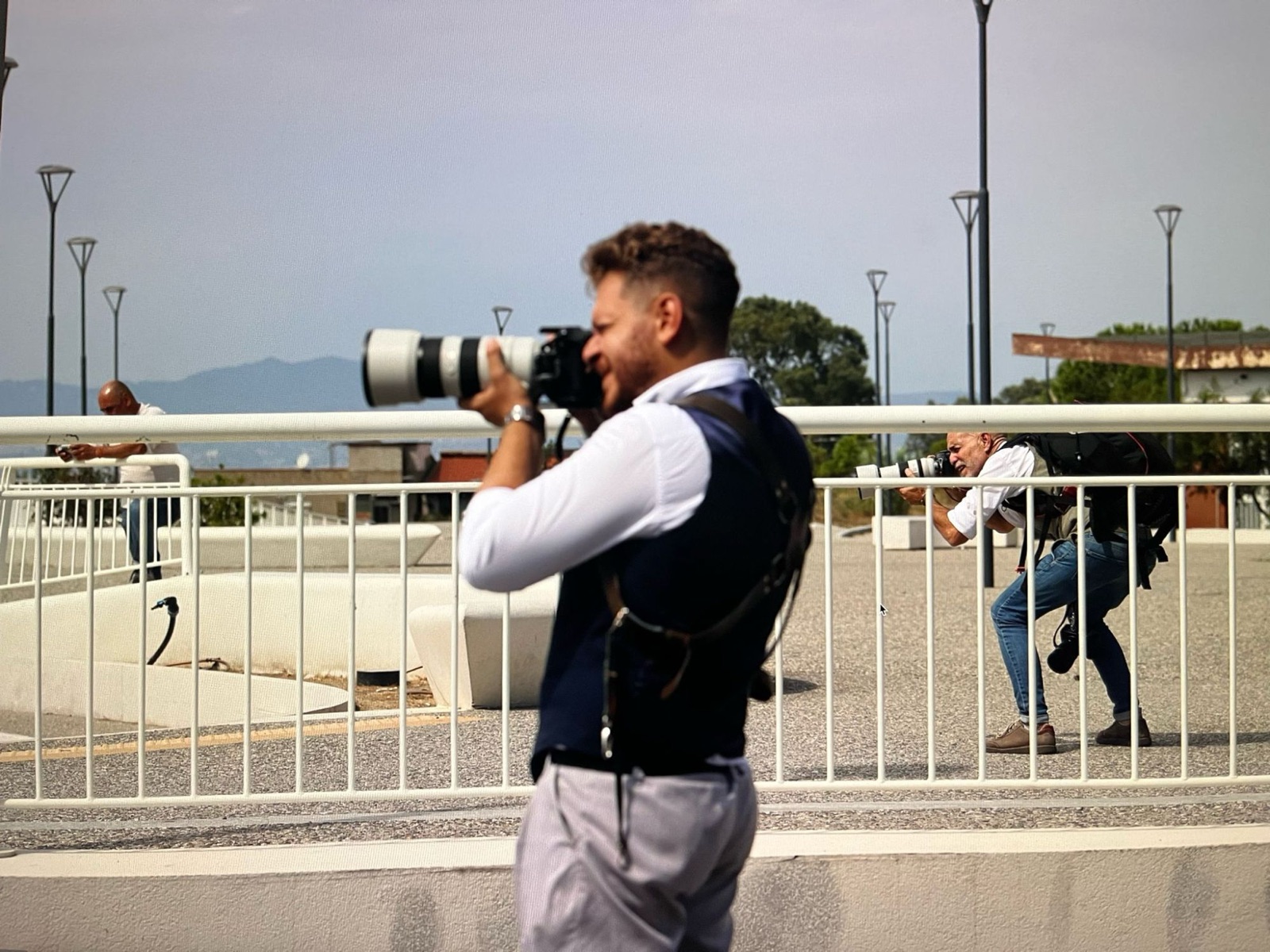 Giuseppe Cimino durante le riprese di un matrimonio con il teleobiettivo