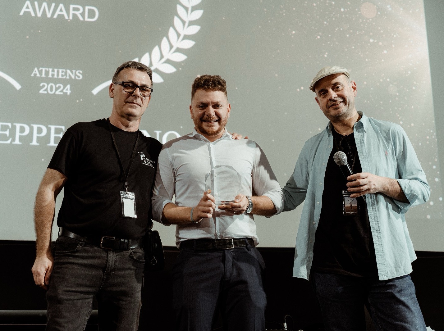 Giuseppe Cimino sul palco con premio